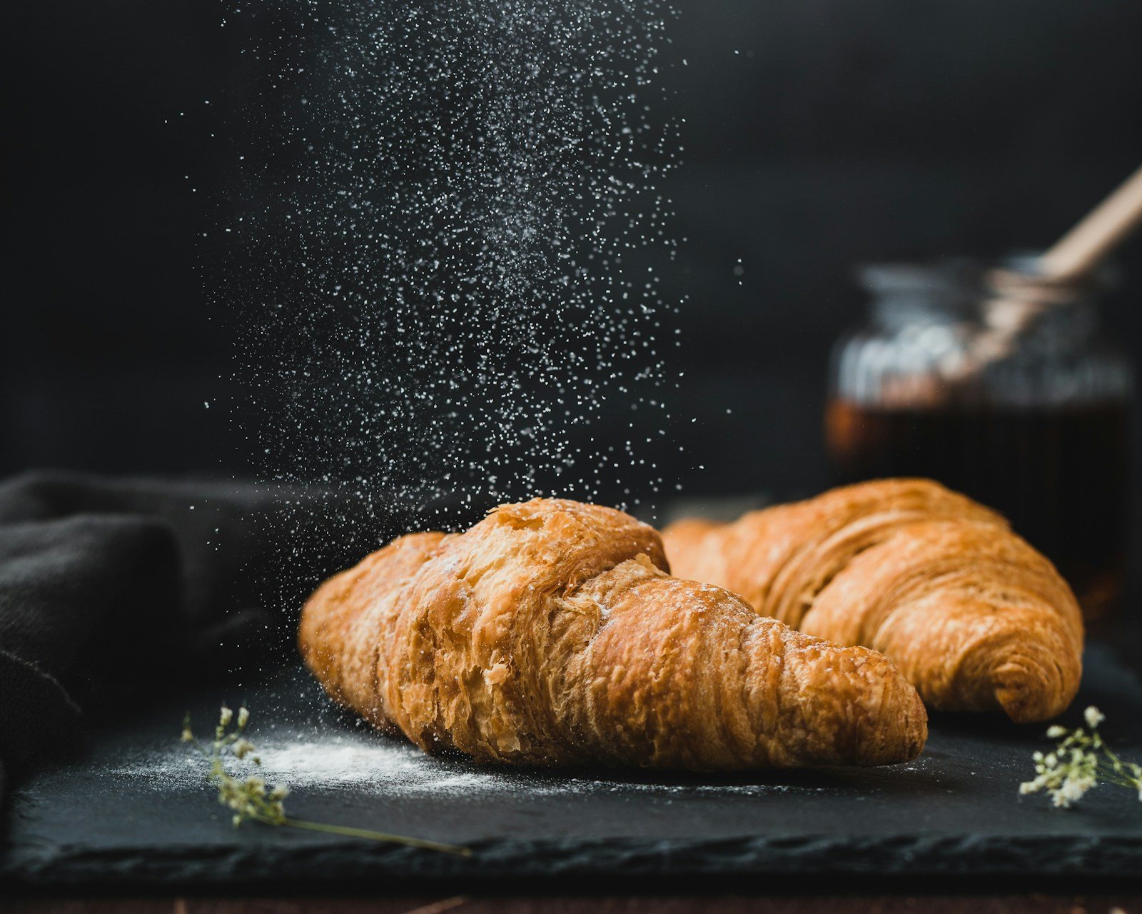 Croissant dourado sobre uma bancada escura