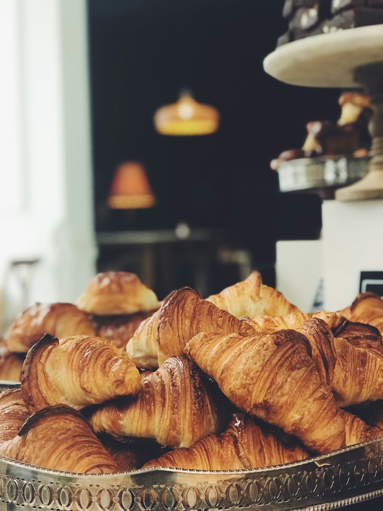 Croissants dourados em uma confeitaria