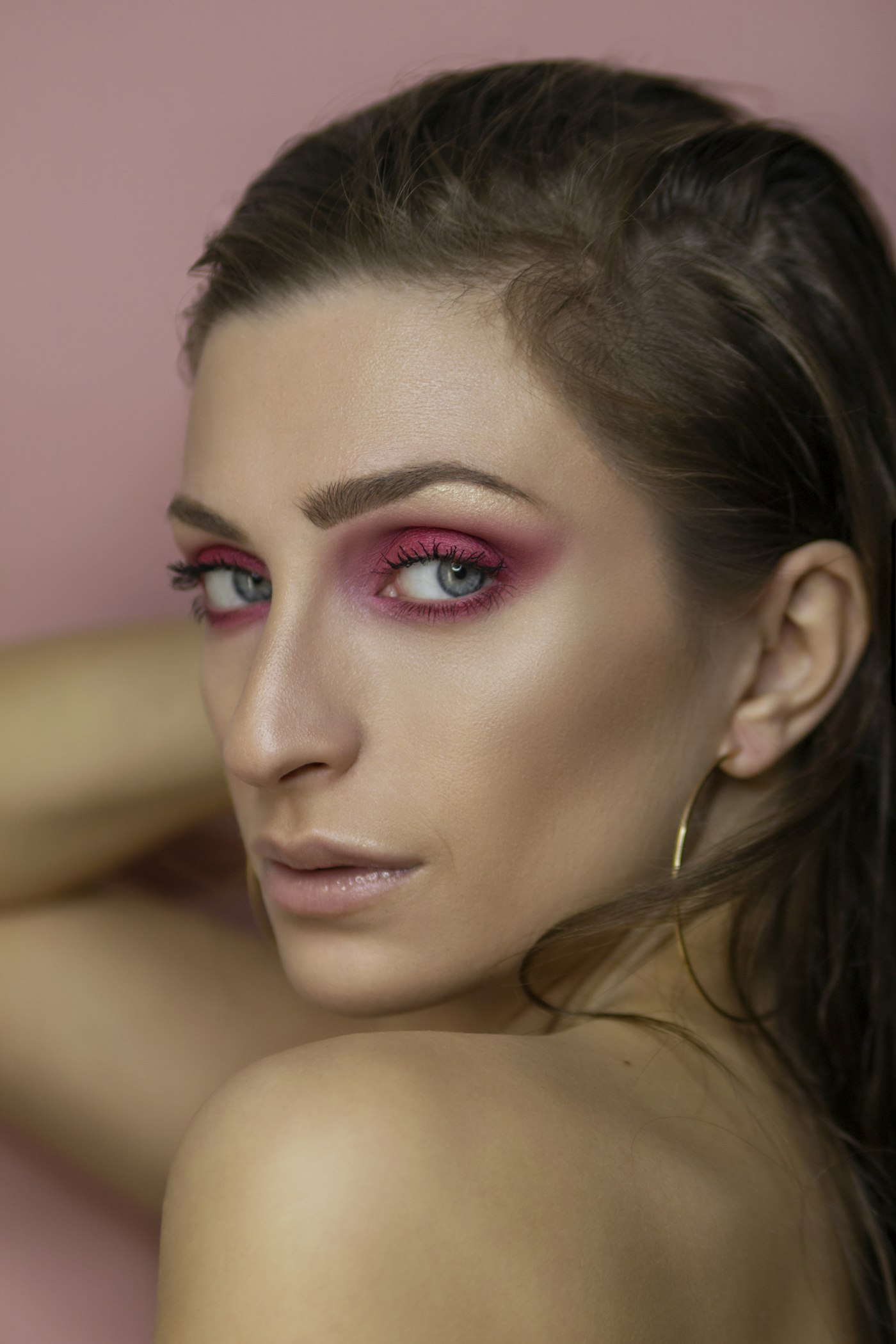 Modelo com batom rosa e cílios marcados