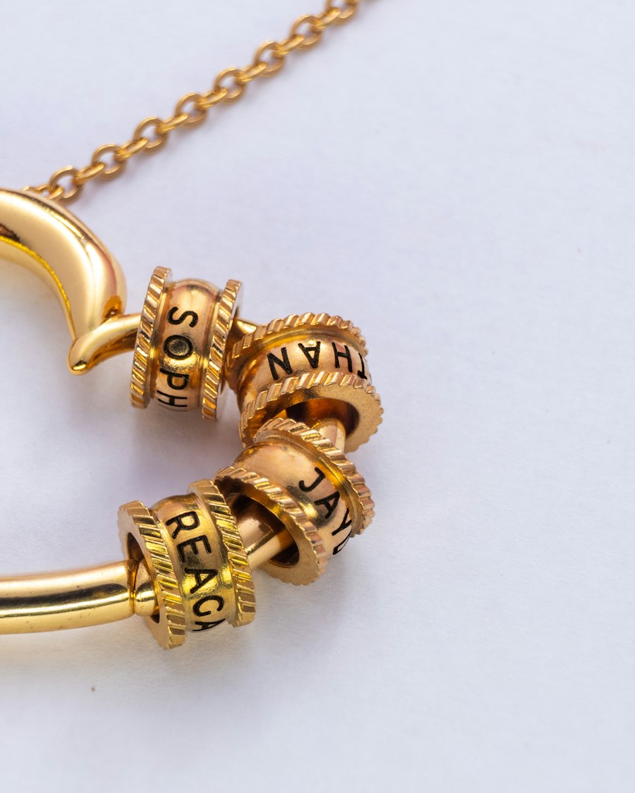 Colar dourado com pingente de coração
