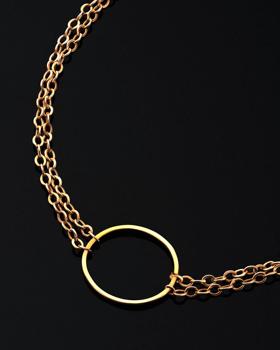 Colar dourado delicado com pingente redondo