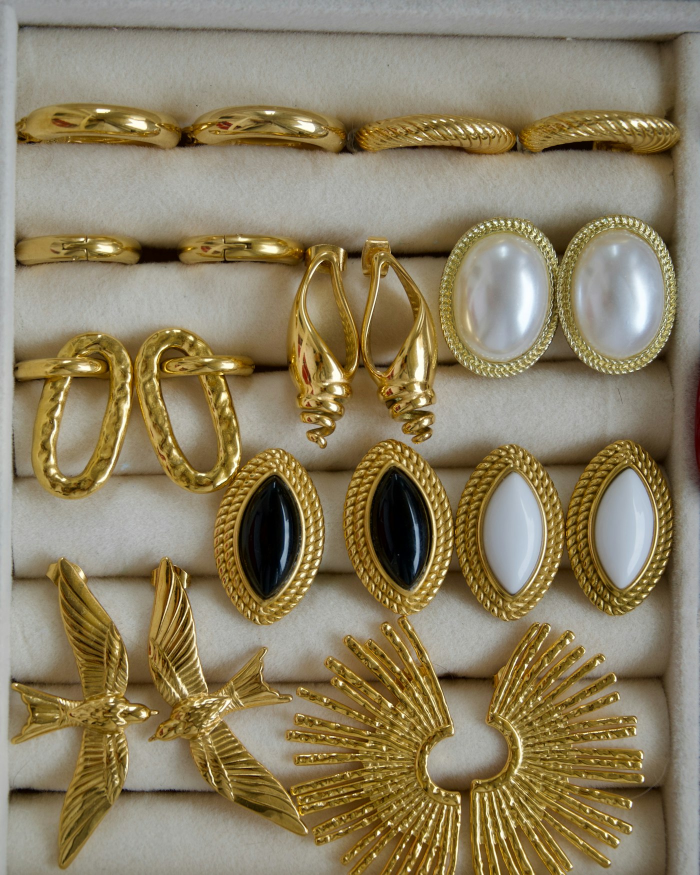 Caixa com várias argolas douradas