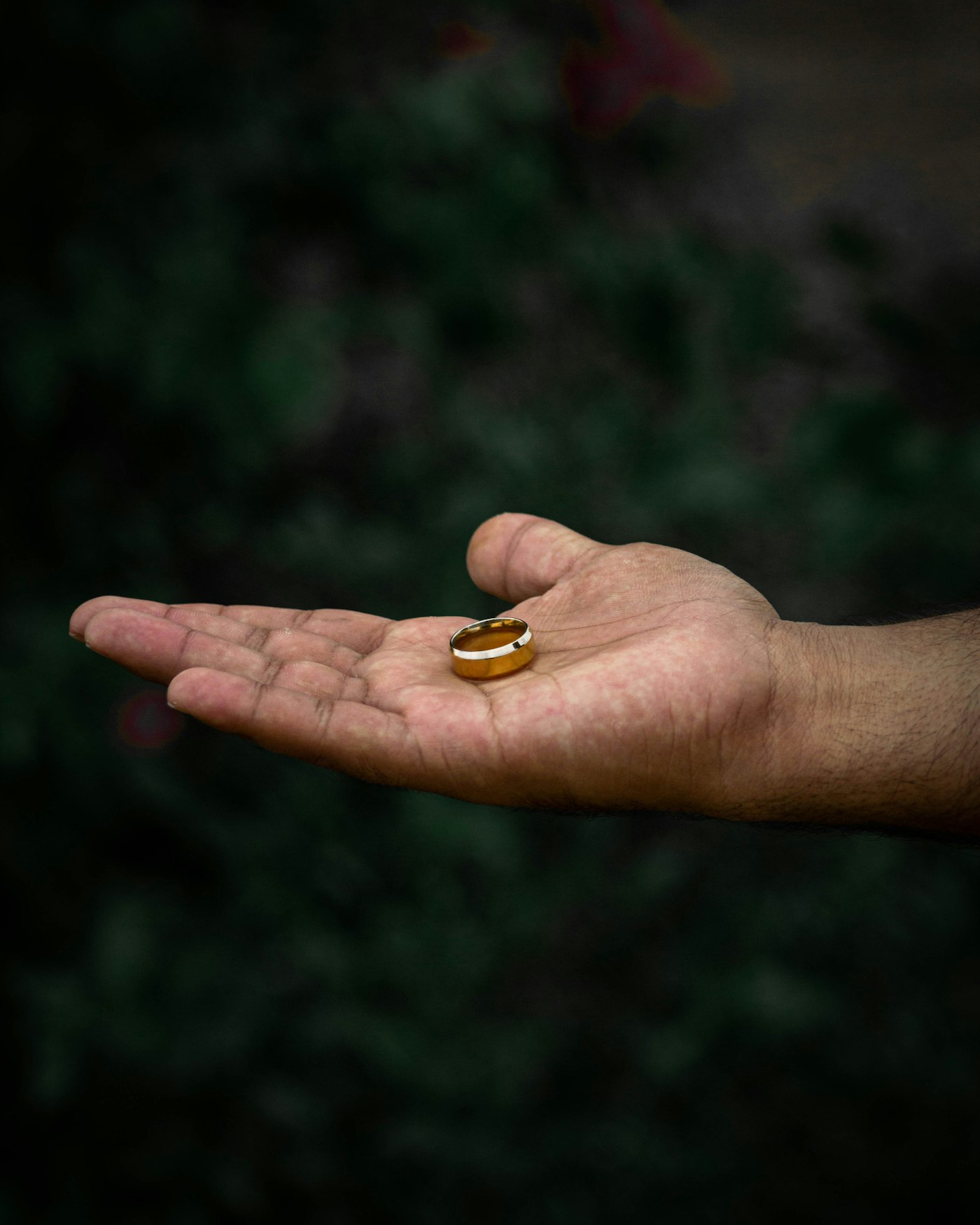 Mão estendida com anel dourado